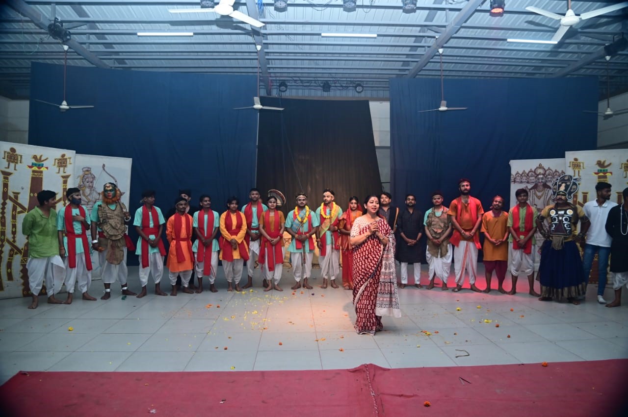 आकार वेलफेयर सोसाइटी के बघेली नाटक 'आनंद रघुनंदन' की शानदार प्रस्तुतियाँ