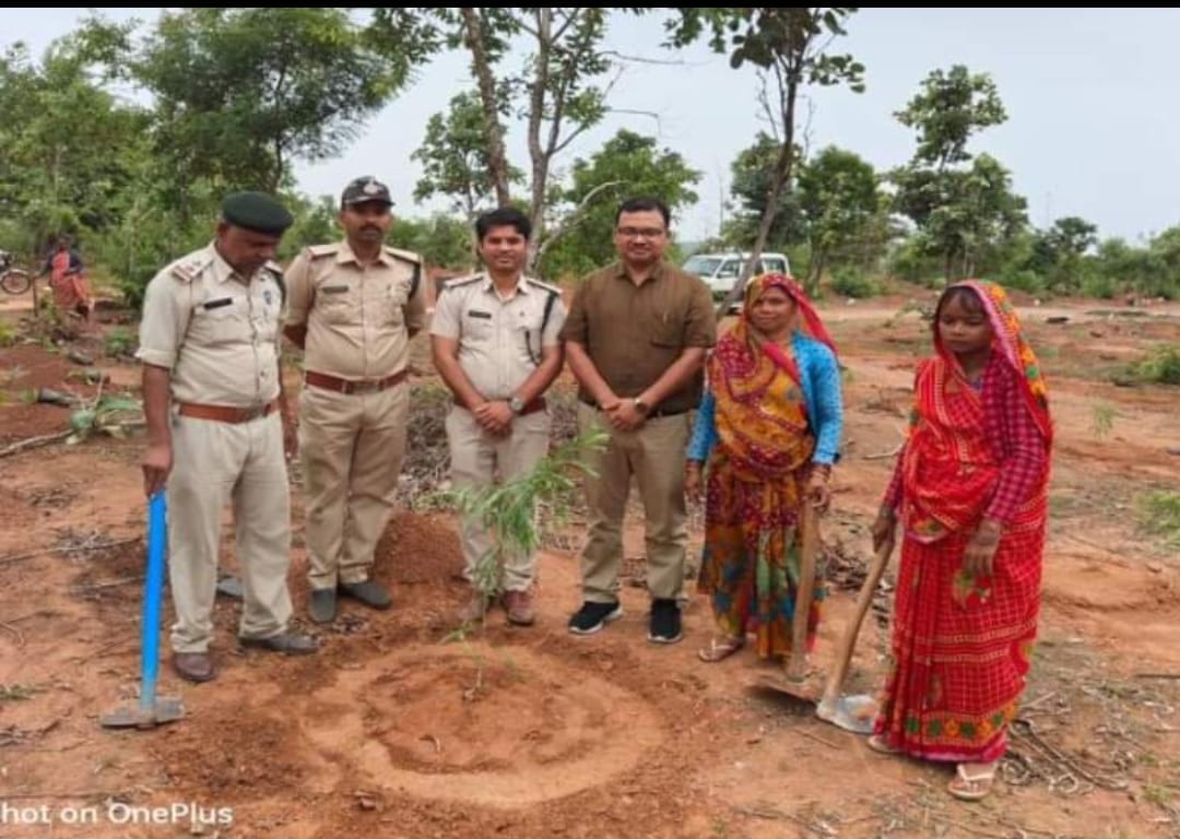 श्रृंखलाबद्ध तरीके से वन मण्डल दमोह के विभिन्न वन परिक्षेत्रों में "एक पेड़ माँ के नाम" अंतर्गत पौधरोपण कार्यक्रम का हुआ सफल आयोजन