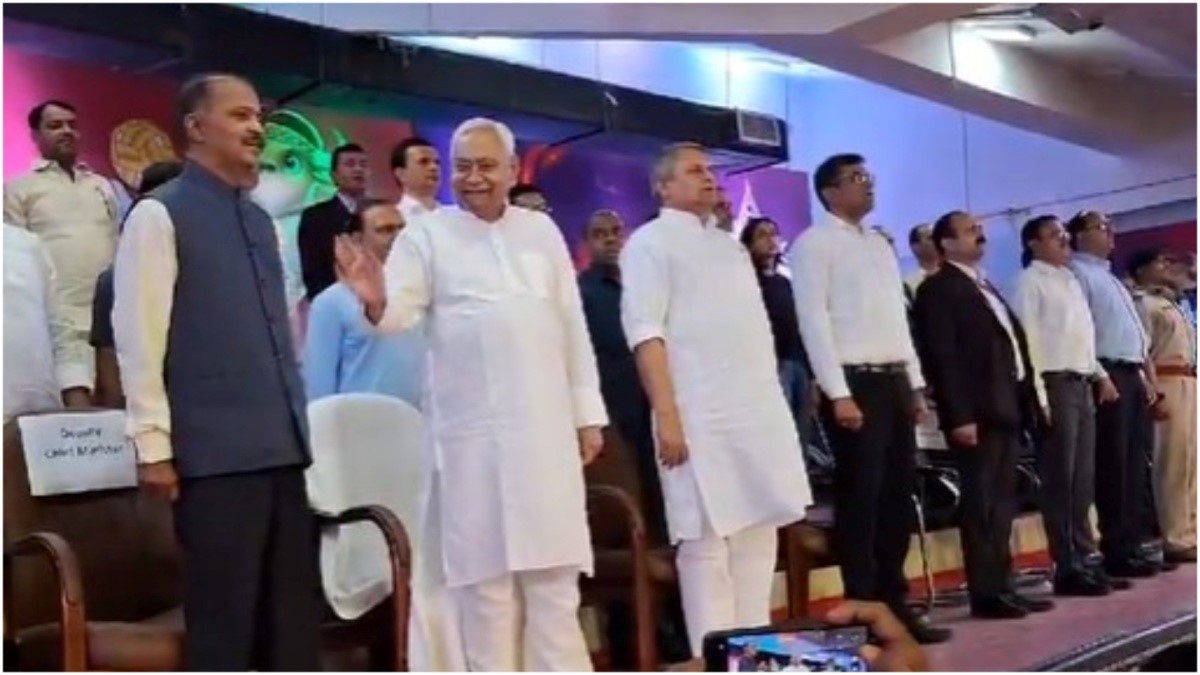 Nitish Kumar came down from the stage amidst the singing of the national anthem