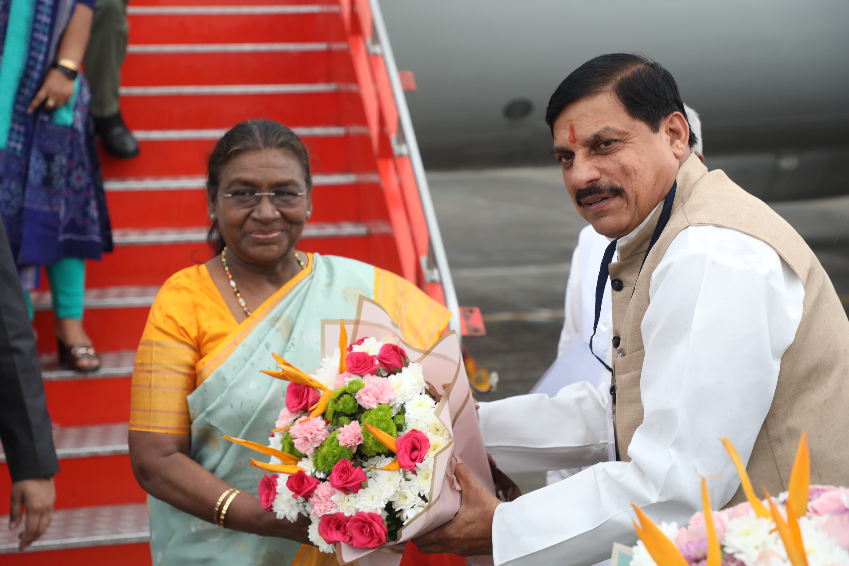 राष्ट्रपति द्रौपदी मुर्मू दो दिवसीय दौरे पर पहुंचीं इंदौर