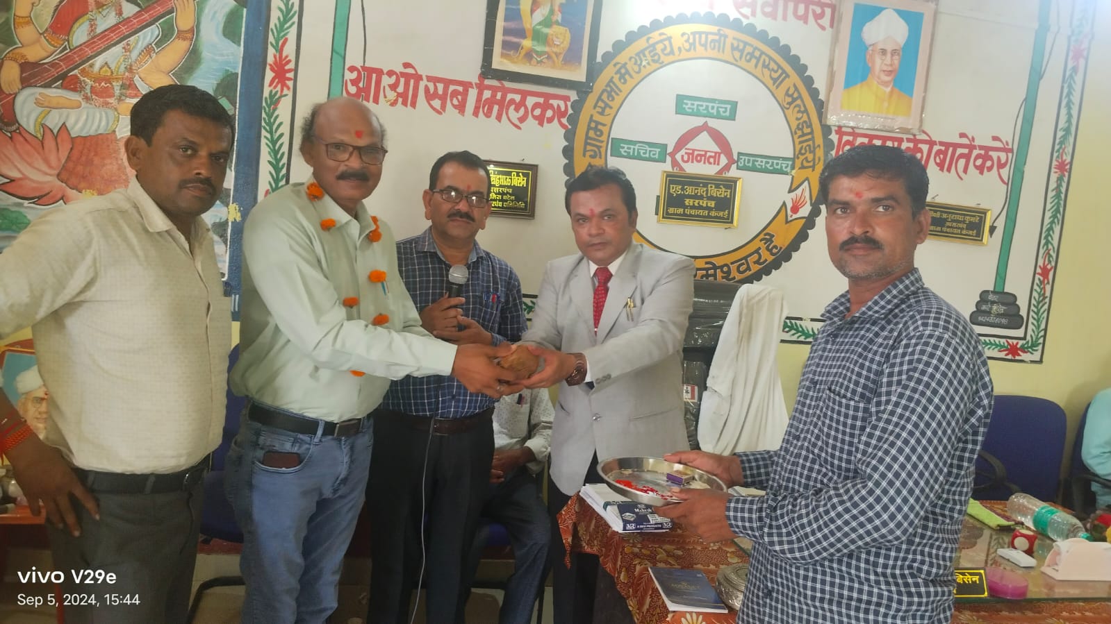 शिक्षक दिवस पर कजंई सरपंच ने तिलक वंदन कर शिक्षकों का साल श्रीफल से किया सम्मान