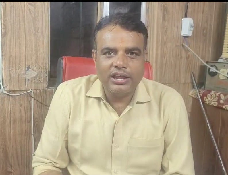 कांवड़ यात्रा के दौरान कांवड़ मार्गों पर पड़ने वाली खाने-पीने की दुकानों पर पुलिस-प्रशासन द्वारा दुकानदार का नाम लिखा जाना अनिवार्य