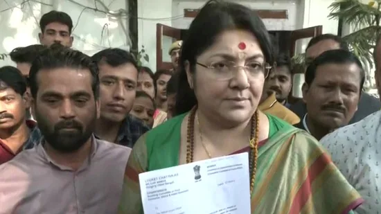 अखिल गिरि के खिलाफ थाने पहुंचीं BJP सांसद लॉकेट चटर्जी