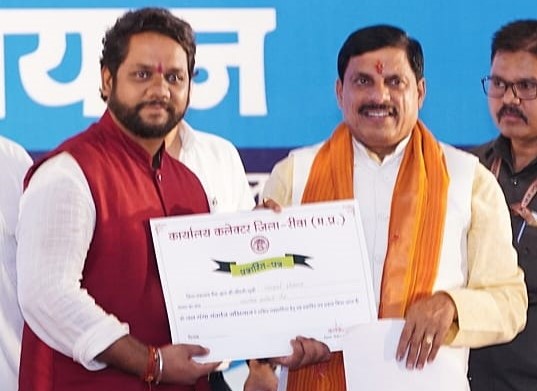 रीवा में "जल योद्धा सम्मान" से सम्मानित हुए युवा समाजसेवी सिद्धार्थ श्रीवास्तव