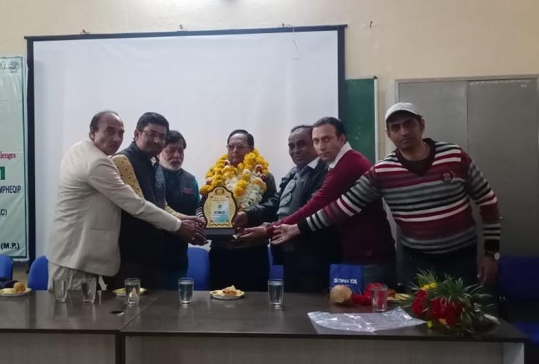 एमपी के शाजापुर में नवीन काॅलेज  के लेब टेक्निशियन सेवानिवृत्ति हुई