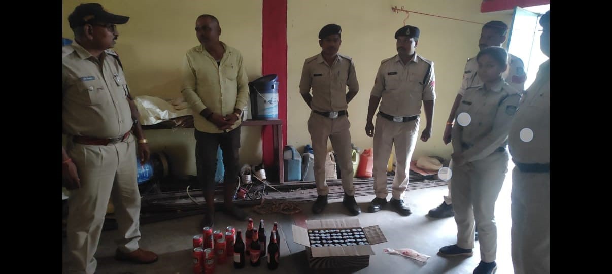 Karanpathar Police Station Outpost Sarai staff caught a youth selling liquor illegally in village Sarai