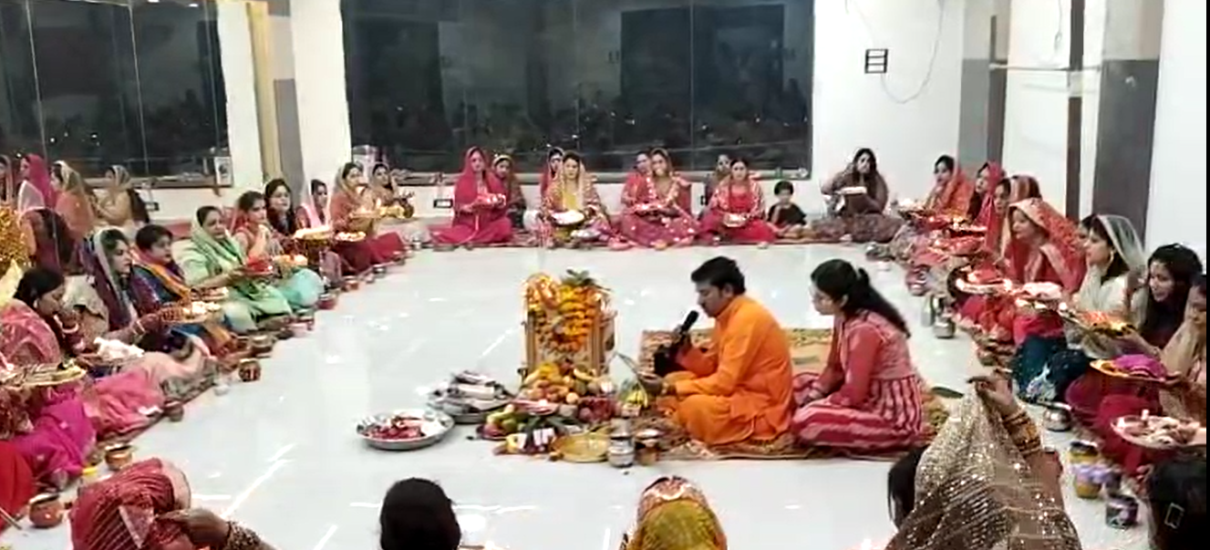 कटनी में हुआ सामूहिक करवा पूजन