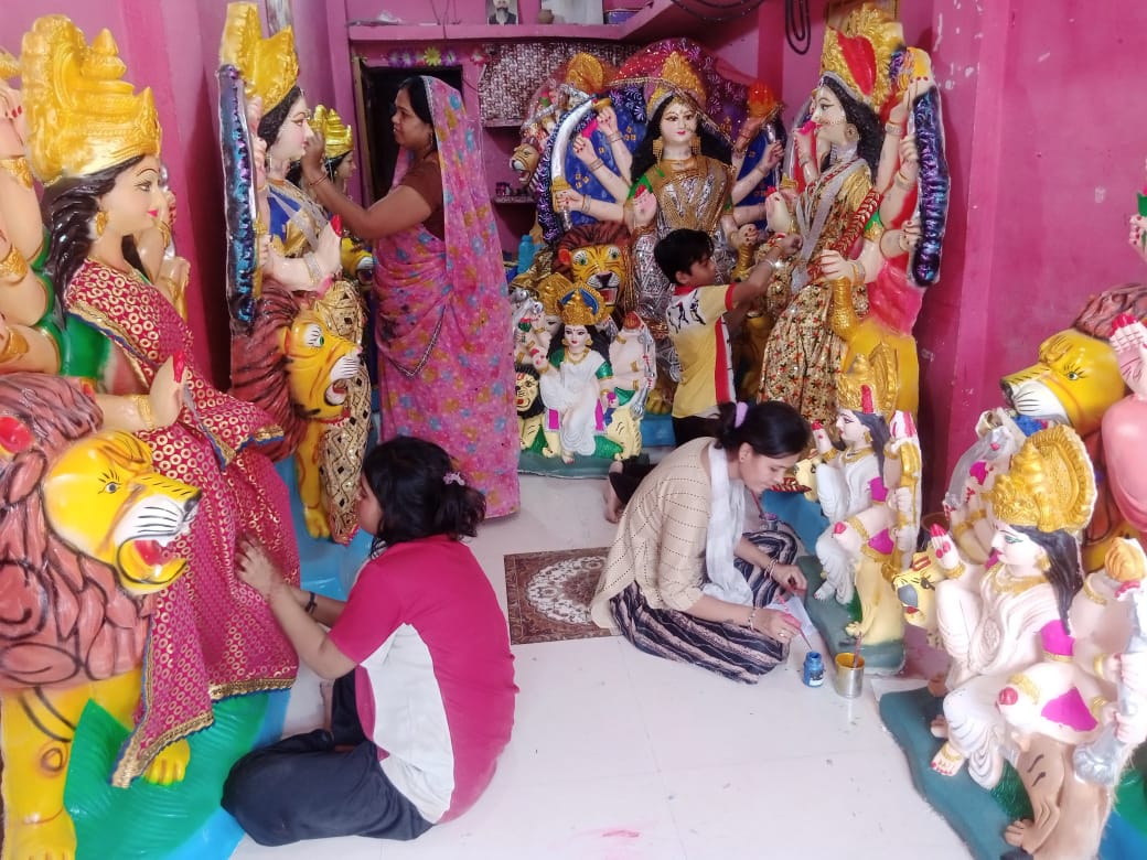 मां की भक्ति के पर्व नवरात्रि को लेकर मूर्तियां बनकर तैयार