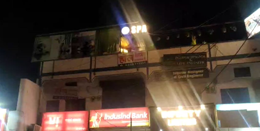 कटनी के रंगनाथ थाना अंतर्गत बरगवां में पुलिस ने स्पा सेंटर पर मारा छापा