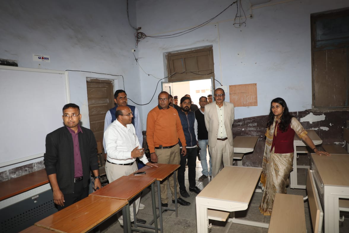 शाजापुर में कलेक्टर ने किया महाविद्यालय का निरक्षण