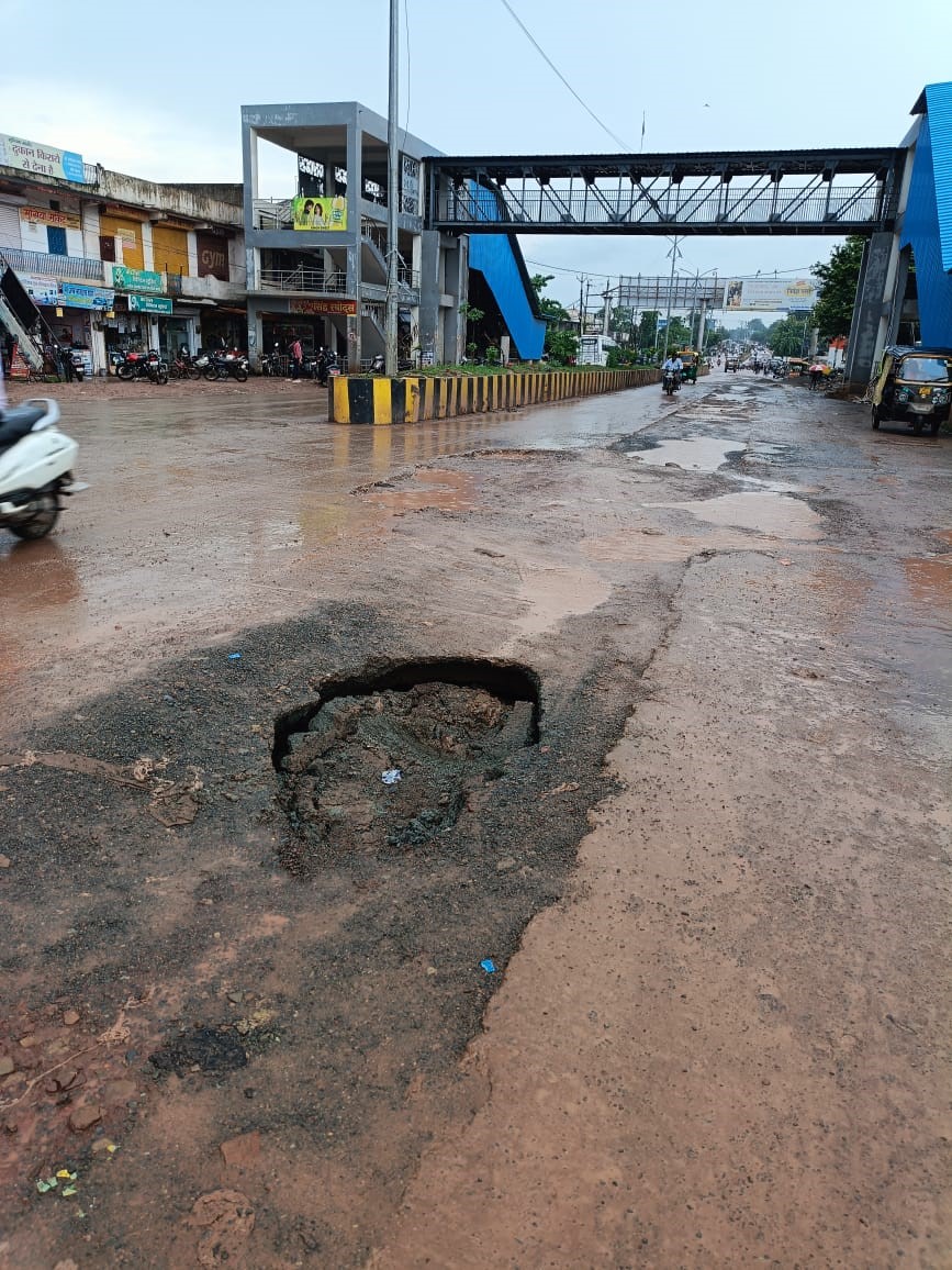 वेंटिलेटर पर शहर की सड़कें, दम तोड़ने को बेताब विकास