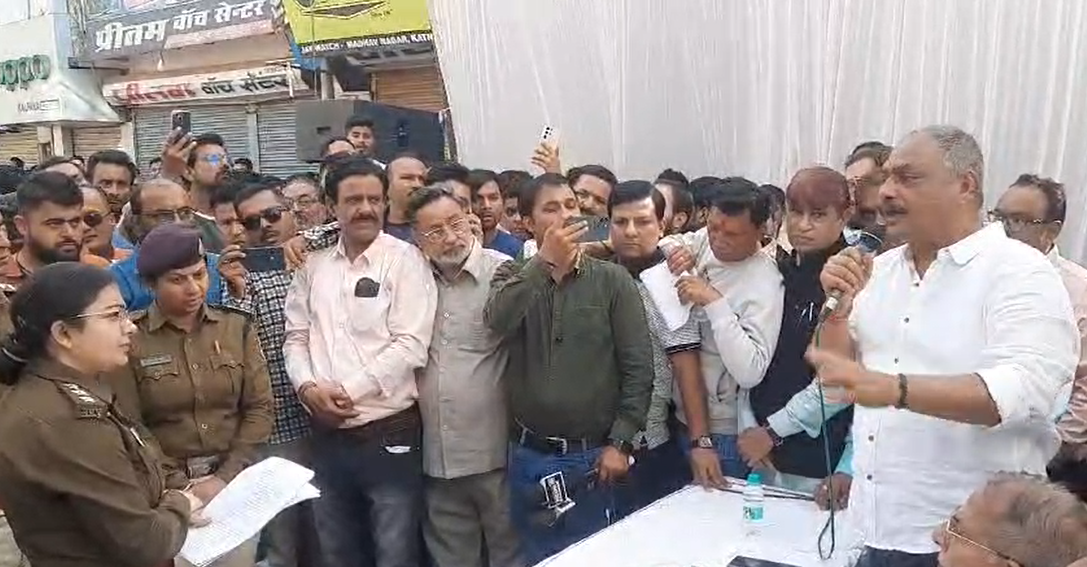 कटनी में व्यापारी पर हमले के खिलाफ अनिश्चितकालीन हड़ताल