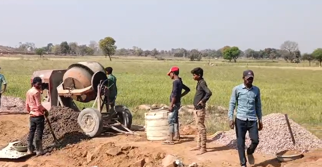 जल संसाधन विभाग से बन रही पड़रहा नहर मैं हो रही है जमकर धांधली 