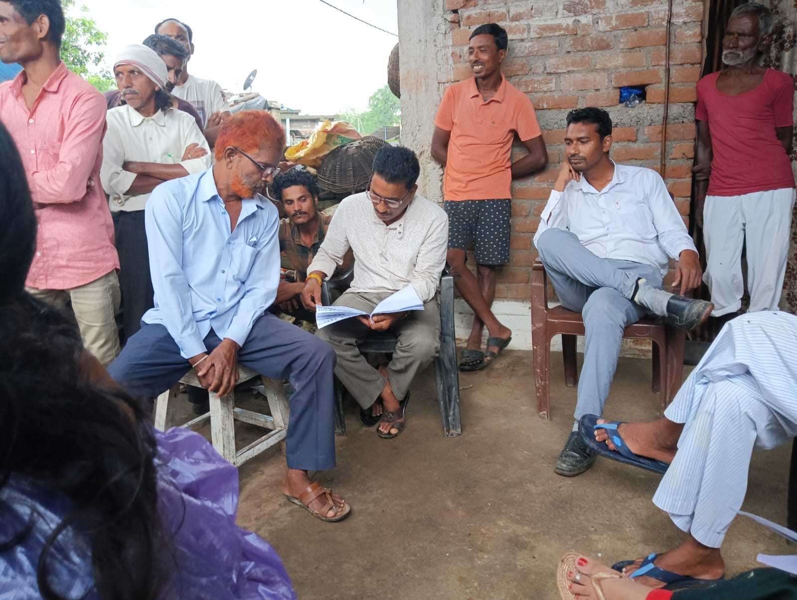 लक्ष्मण कि शिकायत पर जांच में पहुंचा राजस्व अमला, रहा गहमा-गहमी का माहौल