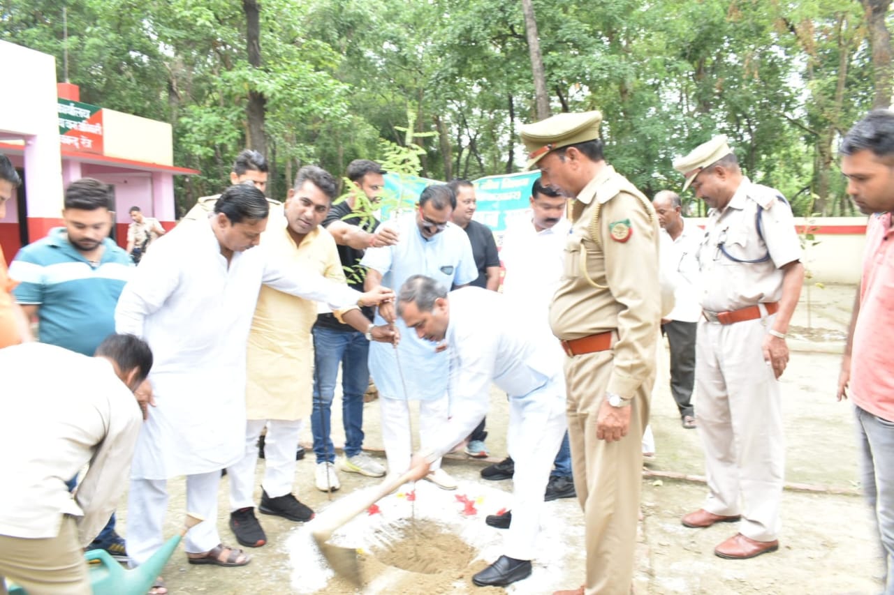 एक पेड़ मां के नाम अभियान के तहत राज्यमंत्री ने किया वृक्षारोपण