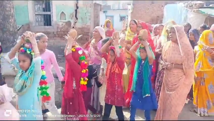 बड़वानी के तलवाड़ा बुजुर्ग में निकाली गयी कलशयात्रा 