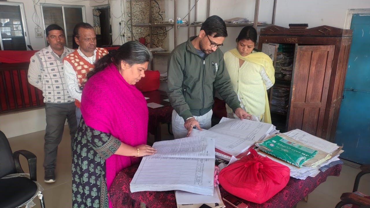 औचक निरीक्षण: कमिश्नर ने टटोली तहसील जयसिंहनगर की नब्ज 