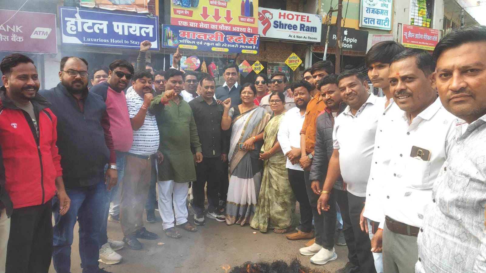 भाजपा कार्यकर्ताओं ने भ्रष्टाचारी कांग्रेस सांसद का किया पुतला दहन