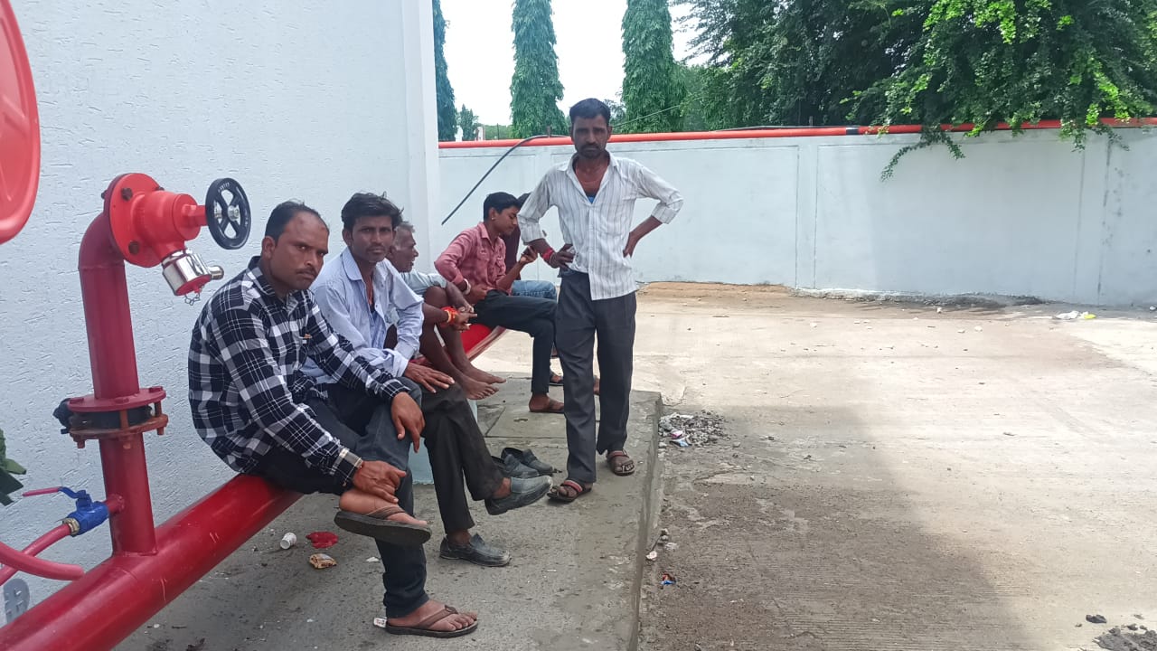 पेड़ पर लटका मिला युवक का शव