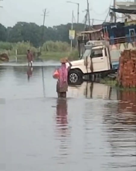 देवबंद-इंदरपुर सड़क पर पानी भरा होने से आमजन सहित स्कूली बच्चें है परेशान