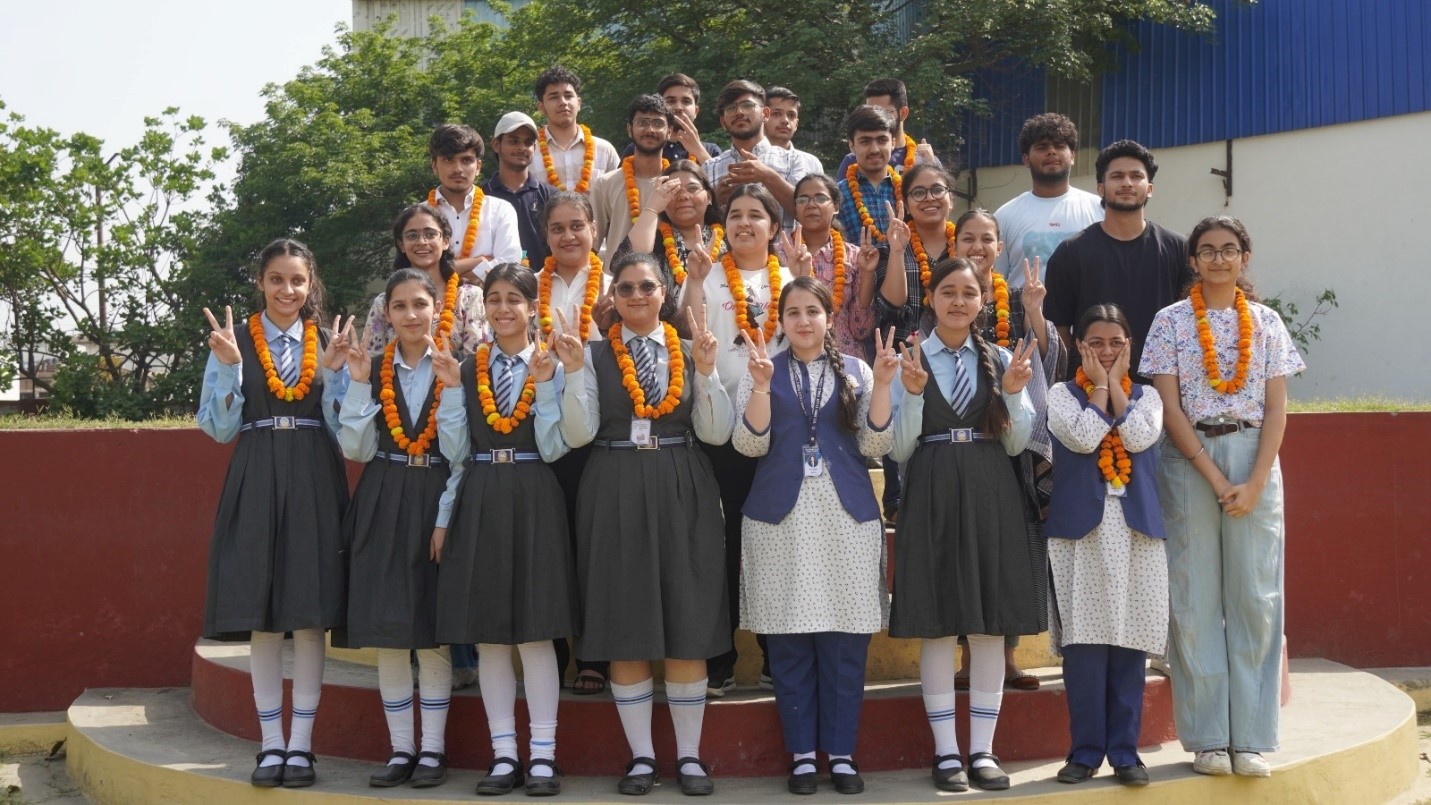 द दून वैली पब्लिक स्कूल की कक्षा 12 की छात्रा रीति ने 98.2% अंक प्राप्त कर प्रथम स्थान प्राप्त किया