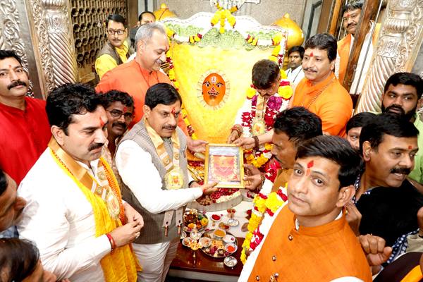 मुख्यमंत्री डॉ. मोहन यादव ने इंदौर के विभिन्न धर्म स्थलों में किया दर्शन-पूजन