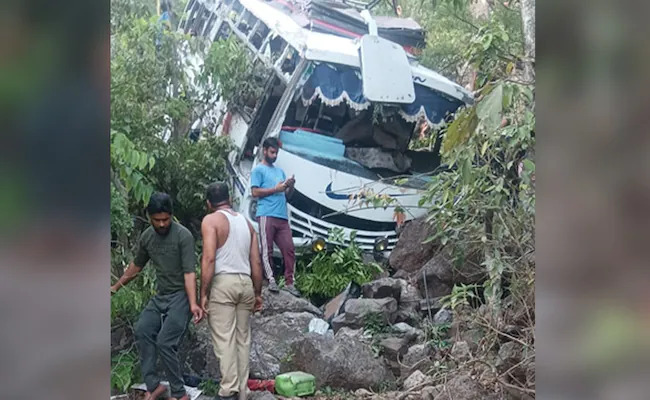 उधर जम्‍मू में माता वैष्‍णों देवी जा रहे श्रद्धालुओं पर आतंकी हमला