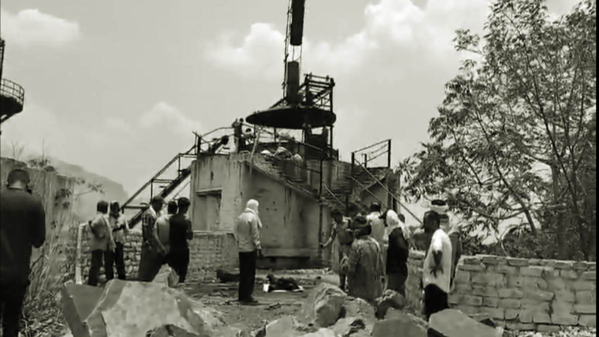 Unknown people burnt the manager of lime kiln alive by putting him in the kiln