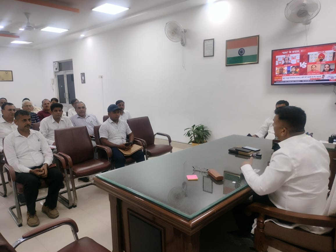 In Saharanpur, the District Magistrate reprimanded the representatives of sugar mills Ganganauli, Gagalhadi, Todarpur and Bidvi.