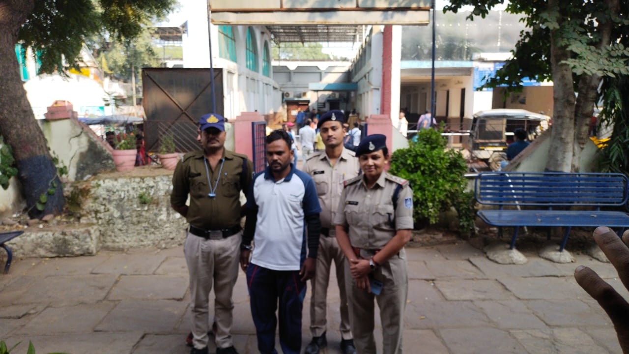 GRP caught two suspected thieves from outer