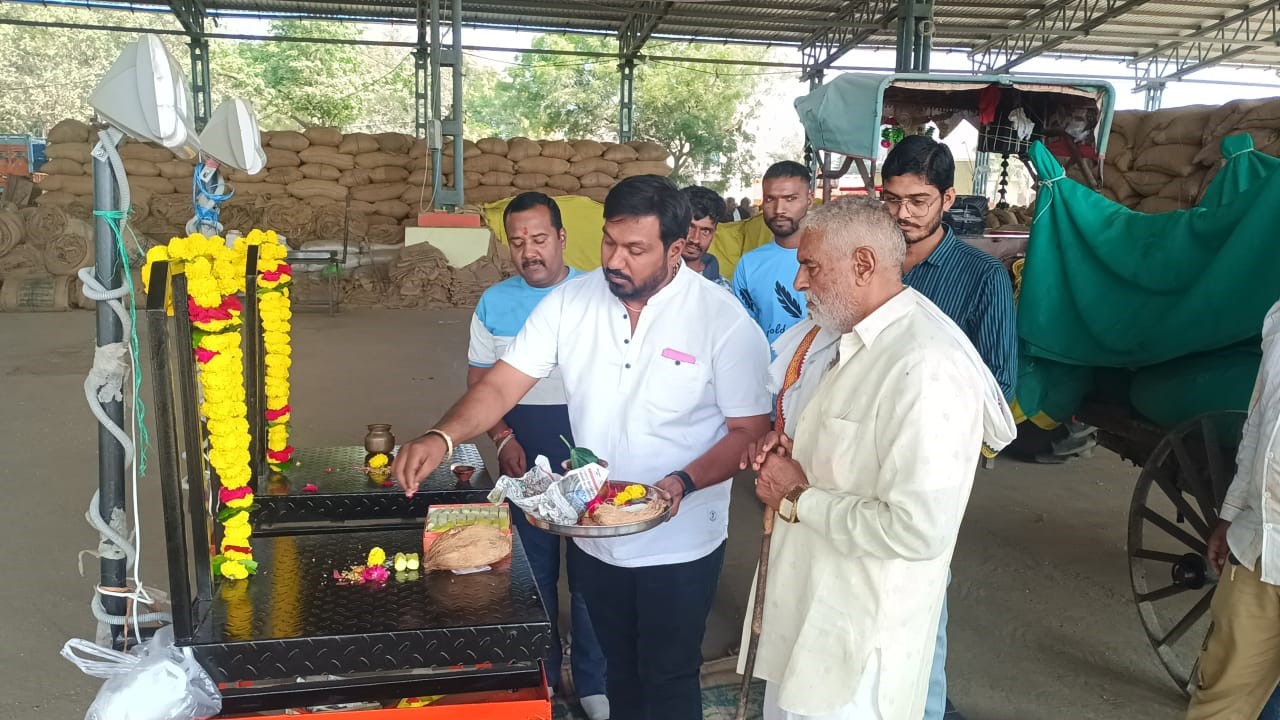 मंडी में तौल-कांटे की पूजा के साथ शुरू हुआ खरीदी का दौर