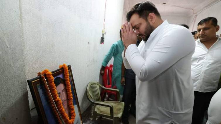 चुनावी रंजिश में मारे गए राजद कार्यकर्ता चंदन यादव के घर छपरा पहुंचे तेजस्वी यादव