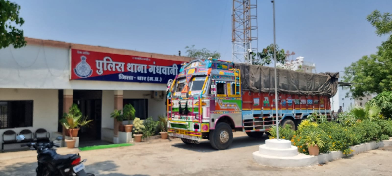 गंधवानी में पकड़ाया अवैध शराब से भरा ट्रक, 36 लाख से अधिक की 1008 पेटी अवैध शराब बरामद