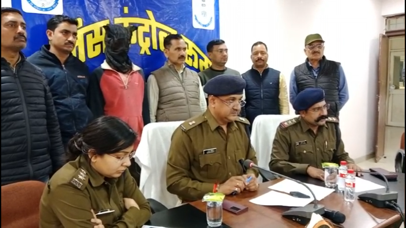 Monu and his friend assaulted Ravi while robbing him