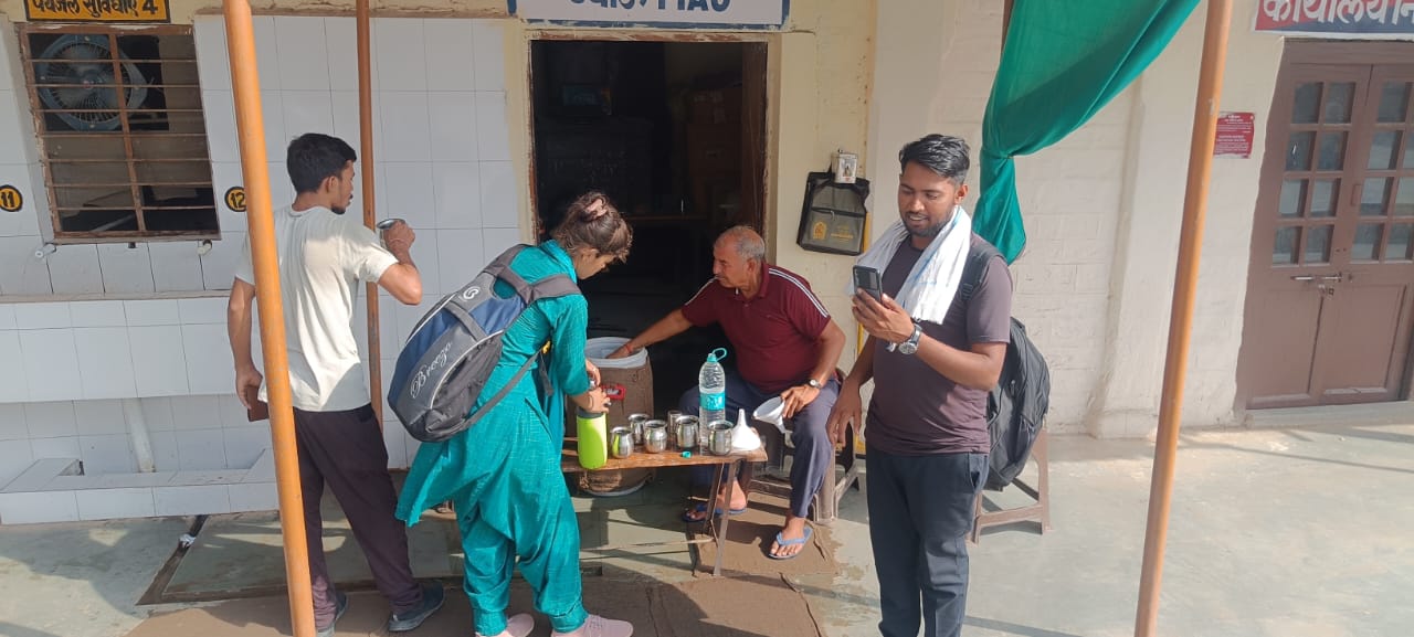 समाजसेवियों ने रेलवे स्टेशन पर शुरू की निशुल्क जल सेवा