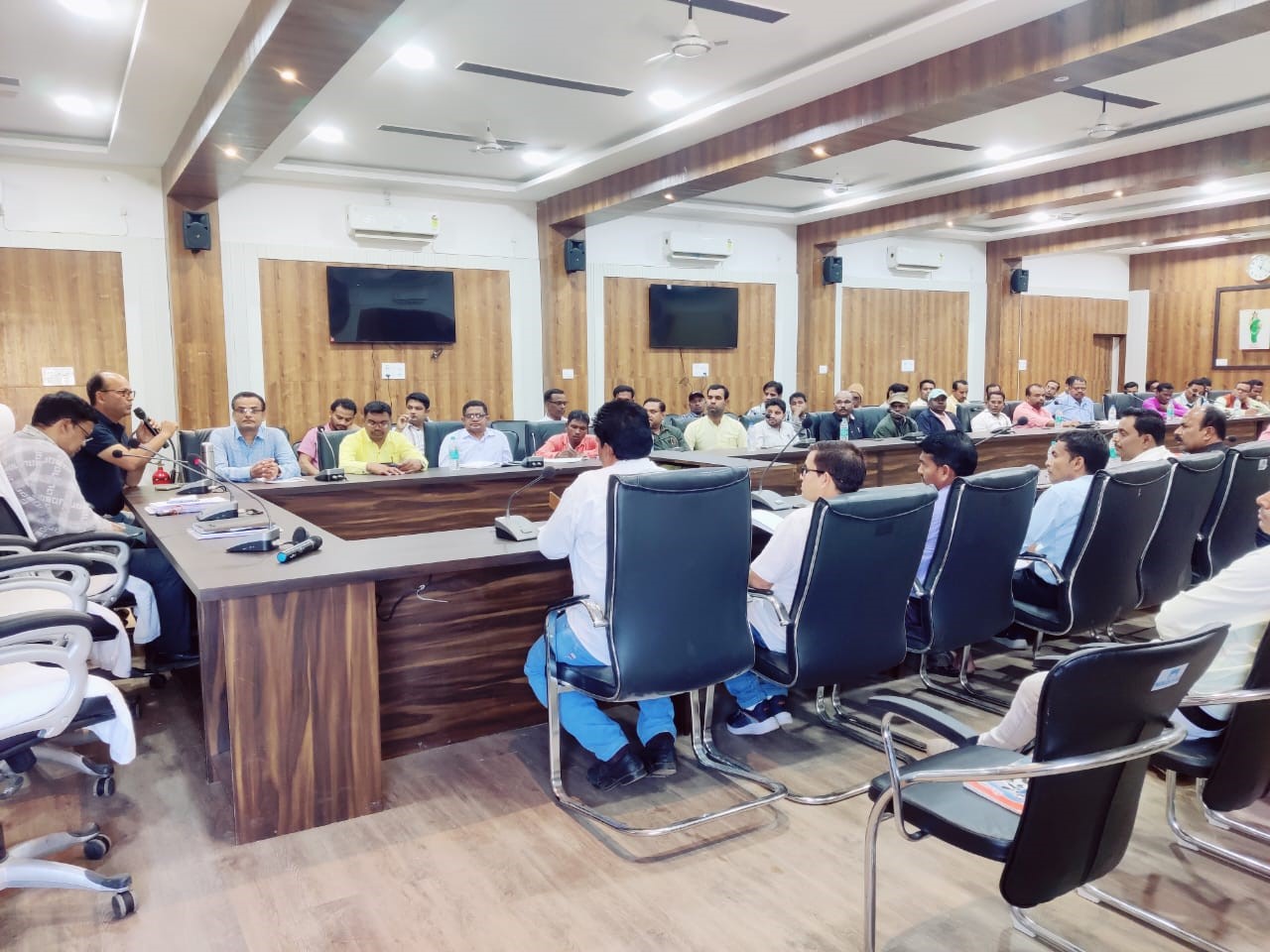नोडल अधिकारी एवं रिटर्निंग अधिकारियों का कलेक्टर ने ली समीक्षा बैठक