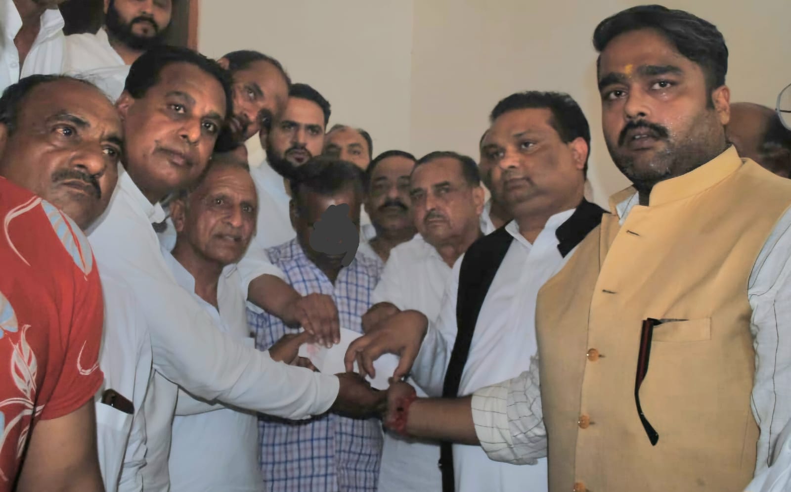 समाजवादी पार्टी के प्रतिनिधिमंडल पहुंची दुष्कर्म पीड़िता के घर 