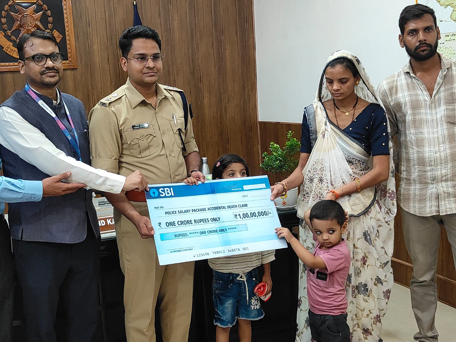 Families of two deceased policemen in Damoh received a security cover of Rs 1 crore each