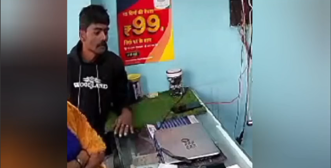 The thief stole the phone from the mobile shop after getting entangled in the conversation