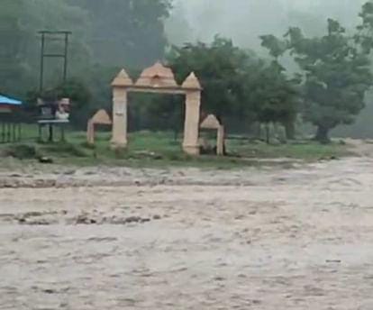 भारी बारिश होने के बाद सिद्धपीठ शाकंभरी देवी की बरसाती नदी का जलस्तर बढ़ा