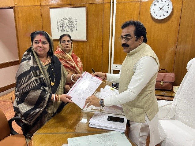 MLA Anubha Munjare met Public Works Minister Rakesh Singh