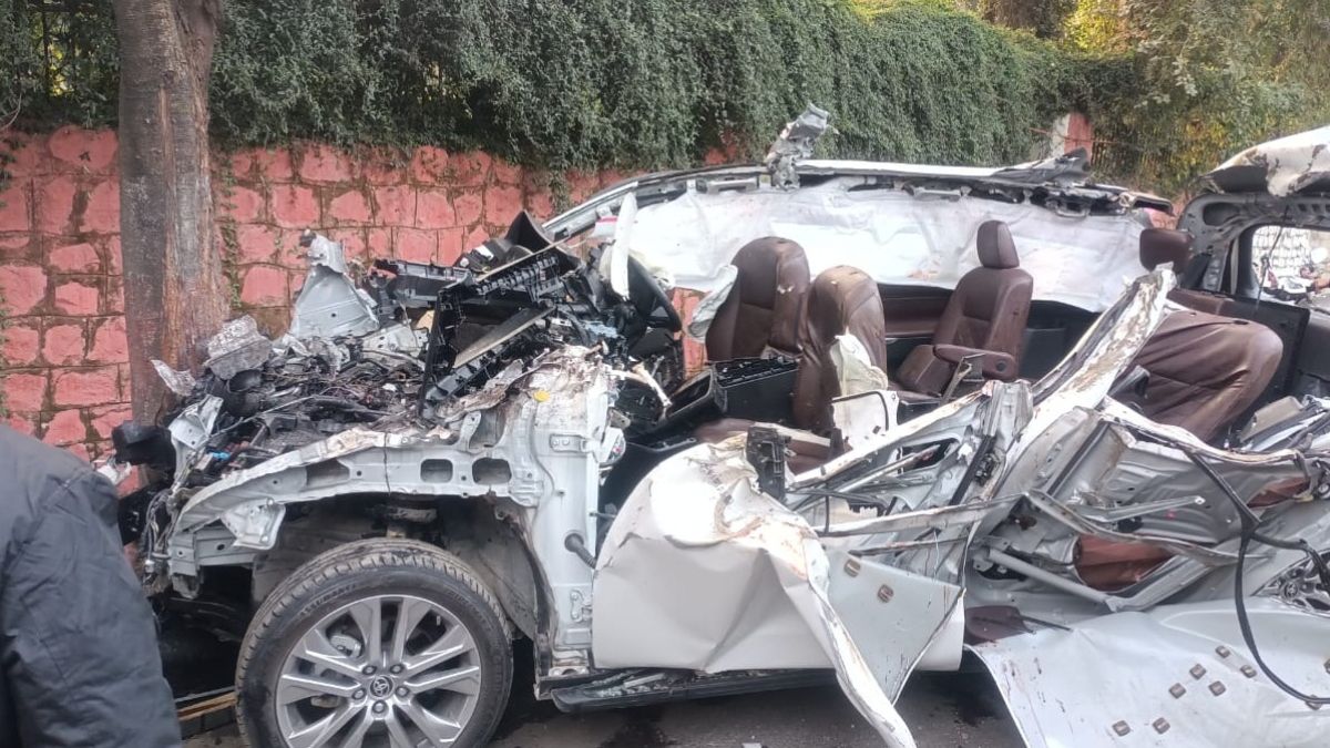 Innova car collided with truck in Dehradun
