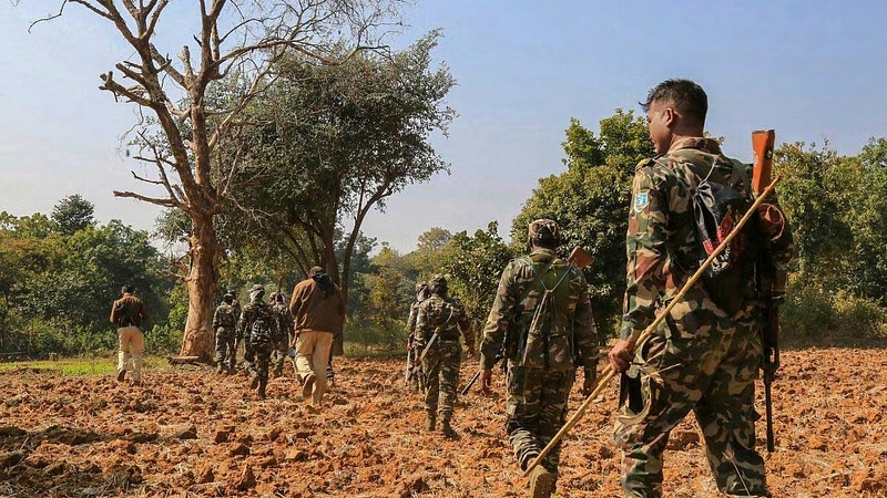 2 मुठभेड़ में 18 नक्सली ढेर इनमें 11 महिलाएं... 