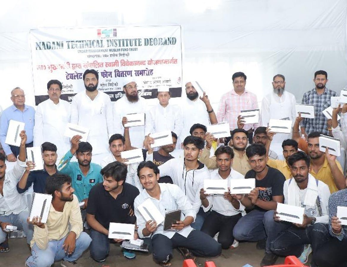 स्वामी विवेकानंद युवा सशक्तिकरण योजना के तहत बाटे गए टेबलेट