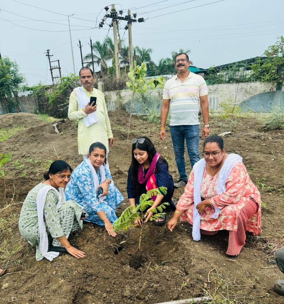 आबकारी विभाग ने विनिर्माण इकाई मक्सी में किया पौधारोपण