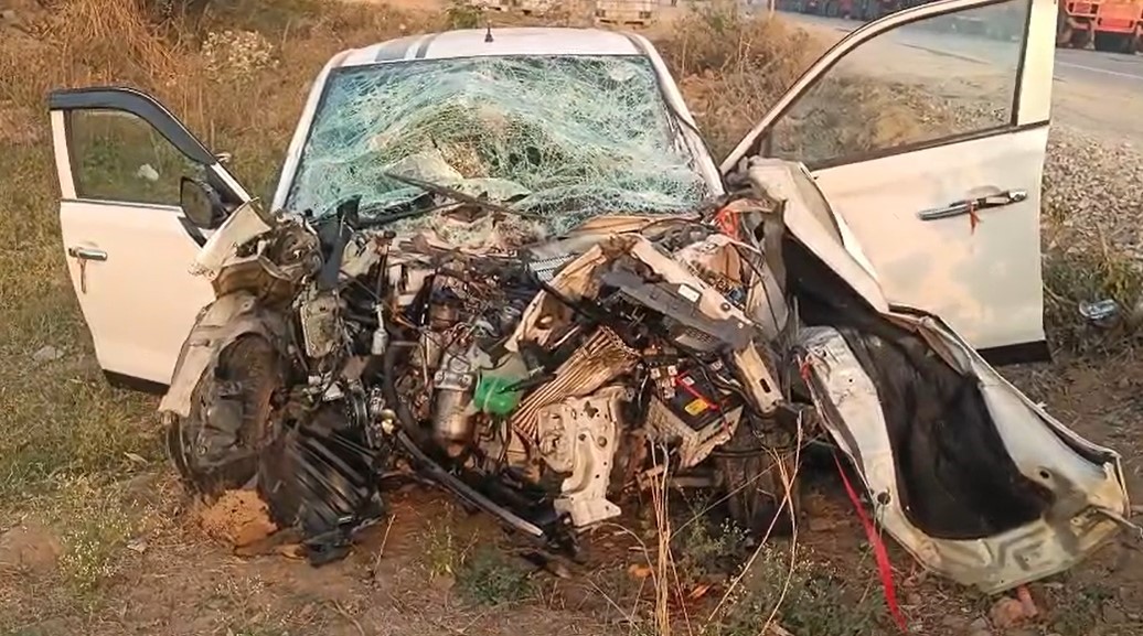 दाह संस्कार में शामिल होने जा रहे कार सवार तीन लोगों की मौत