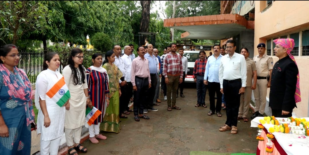 कलेक्टर ने जिला सहकारी केन्द्रीय बैंक में कियाध्वजारोहण 