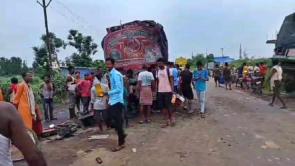 मोतिहारी में तेल टैंकर पलटते ही मची लूट