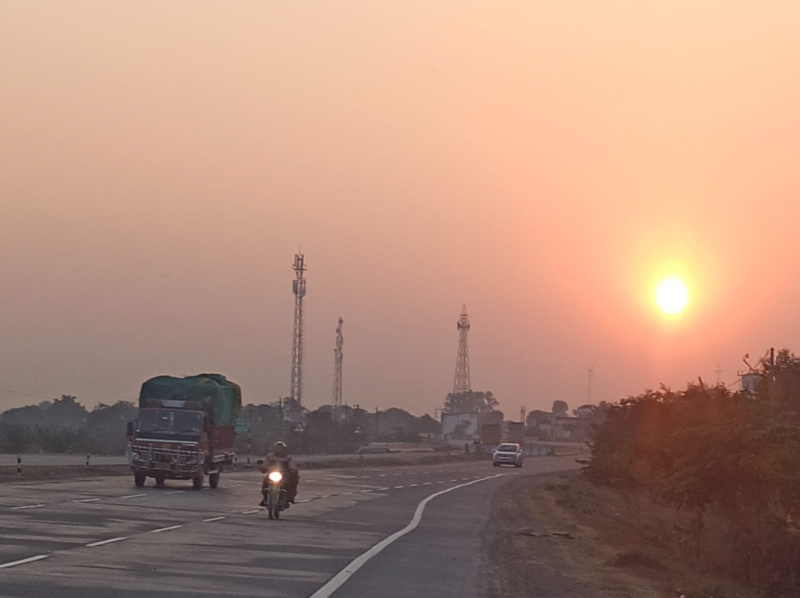 कम हुआ सर्दी का सितम, आसमान पर डला बादलों का डेरा