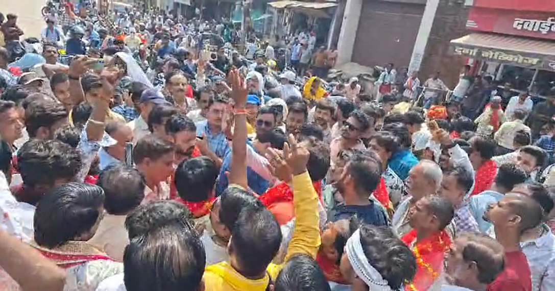 4 hour long Dharna for improvement of Ghantaghar road in Katni